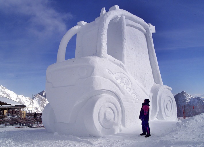 Überdimensionalen Gabelstapler ganz aus Schnee und Eis