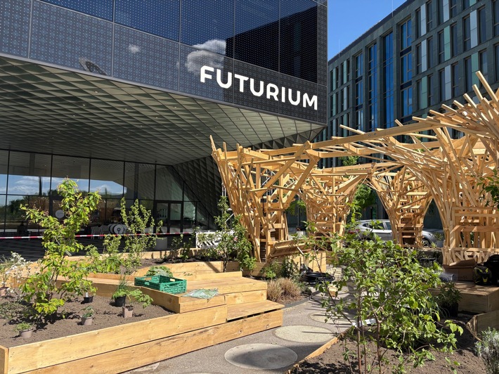 Futurium eröffnet „Zukunftsfelder“ mit wachsender Installation „Superland“