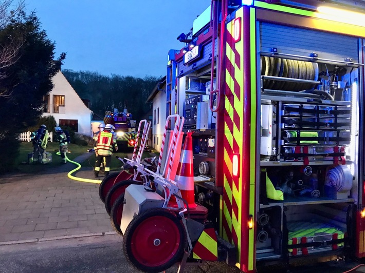 FW Bremerhaven: Feuerwehr Bremerhaven rettet Person aus Brandwohnung