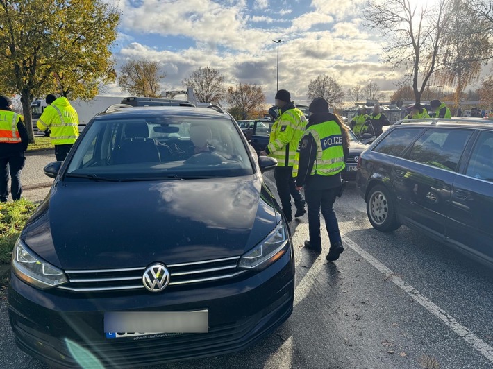 POL-HL: Ostholstein / Großkontrolle auf der Bundesautobahn 1 in Ostholstein - über 100 festgestellte Verstöße