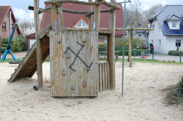 POL-EL: Wietmarschen / Lohne - Spielgeräte auf Spielplatz mit Hakenkreuzen beschmiert