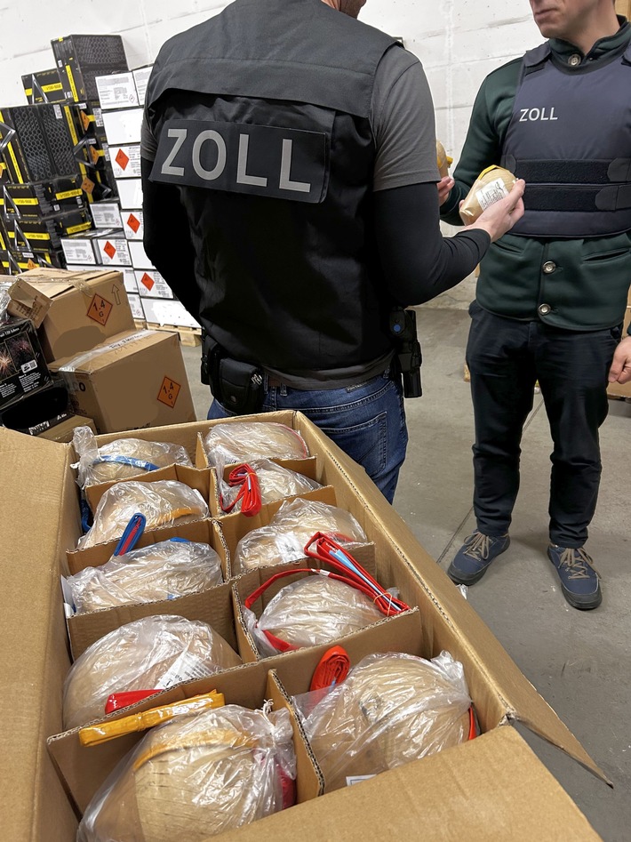 ZOLL-M: Explosiver Fund - Zoll stellt hochgefährliche Kugelbomben sicher.