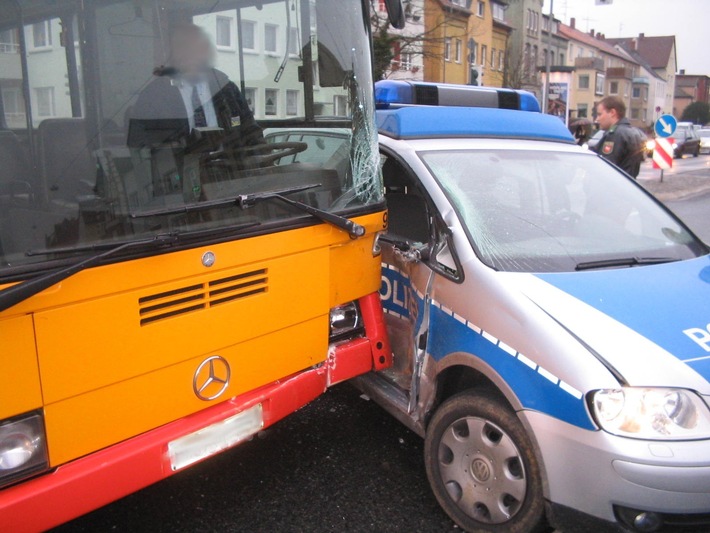 POL-HI: Polizeifahrzeug und Stadtbus verursachen Verkehrsunfall