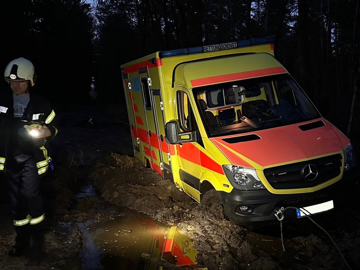 FW-AUR: Feststeckenden Notarztwagen befreit