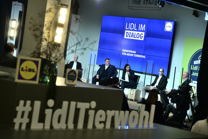 "Lidl Tierwohl-Dialog" in Berlin - Nach Worten folgen Taten / Lidl führt als erster Händler flächendeckendes "5xD"-Angebot bei Schweinefrischfleisch und Wurstwaren der Marke "Metzgerfrisch" ein