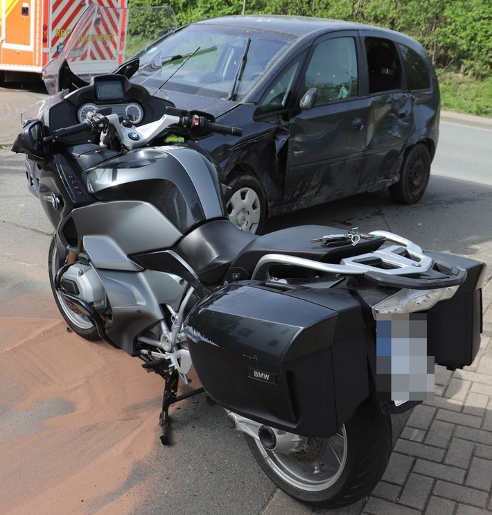POL-HX: Zusammenstoß zwischen Motorrad und Pkw - eine Person leicht verletzt