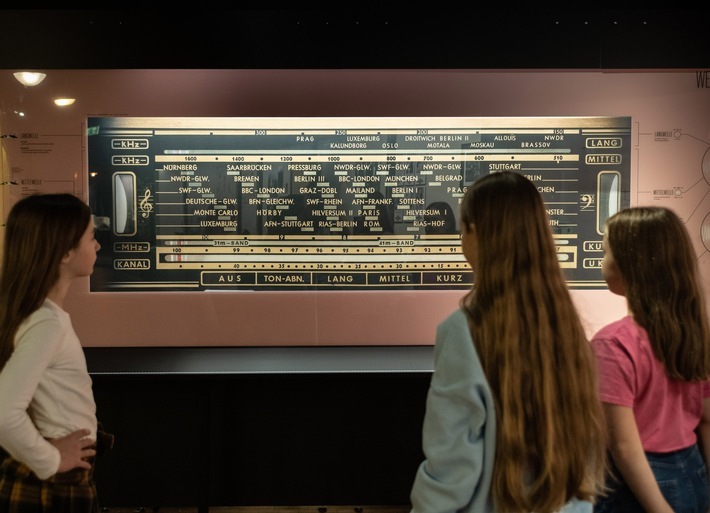 Auf gleicher Wellenlänge? Die neue Ausstellung im TECHNOSEUM beschäftigt sich mit den technischen Grundlagen der Rundfunk-Technik ebenso wie mit dem hochaktuellen Thema Medienkompetenz. / Weiterer Text über ots und www.presseportal.de/nr/111238 / Die Verwendung dieses Bildes für redaktionelle Zwecke ist unter Beachtung aller mitgeteilten Nutzungsbedingungen zulässig und dann auch honorarfrei. Veröffentlichung ausschließlich mit Bildrechte-Hinweis.
