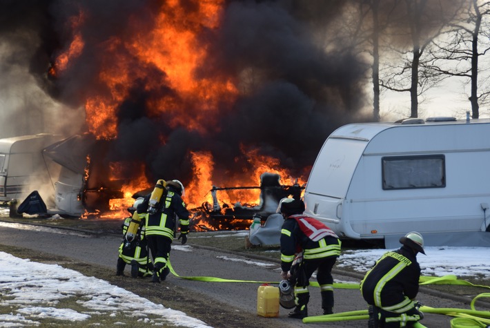 FW-OE: Zwei Campingwagen und ein PKW ausgebrannt