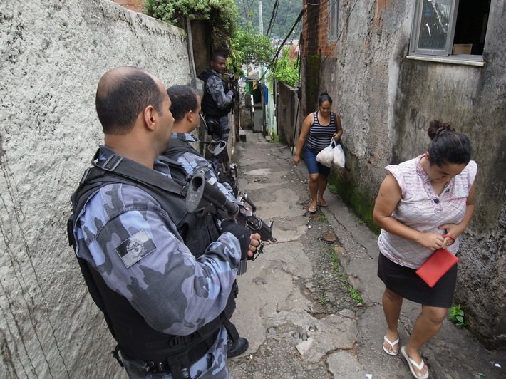 Eine Welt ohne Regeln mitten im WM-Trubel? Die Reportage "Die Welt der Favelas" am 11. Mai um 22:15 Uhr in "Abenteuer Leben" bei kabel eins (FOTO)