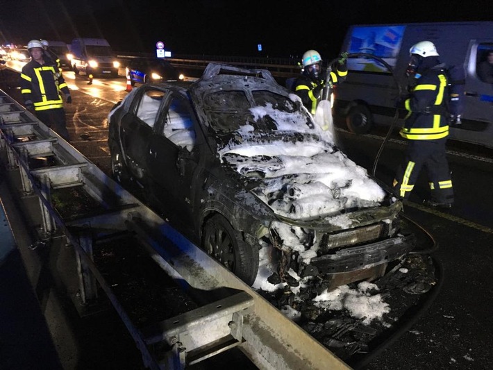 FW-RE: PKW-Brand auf der Autobahn 43 - keine Verletzten