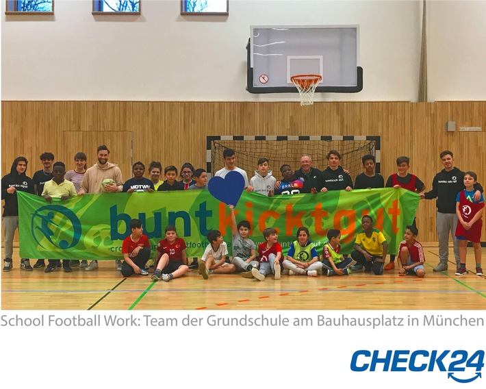 School Football Work: CHECK24 unterstützt buntkicktgut mit 20.000 Euro