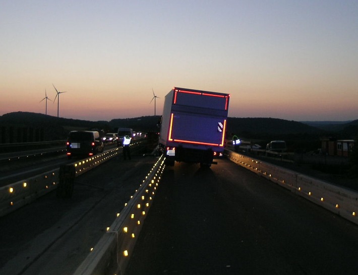 POL-PPWP: Lkw auf Fahrbahnteiler aufgefahren