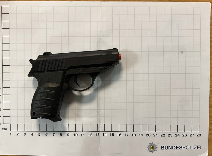 BPOL NRW: Kontrollen in Essen: Bundespolizisten finden Schlagring und Softair-Waffe.