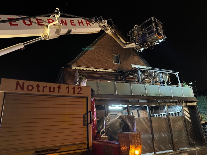 FW Tönisvorst: Brand einer Balkonüberdachung in Tönisvorst-St. Tönis - Schnelles Eingreifen der Feuerwehr verhindert Schlimmeres