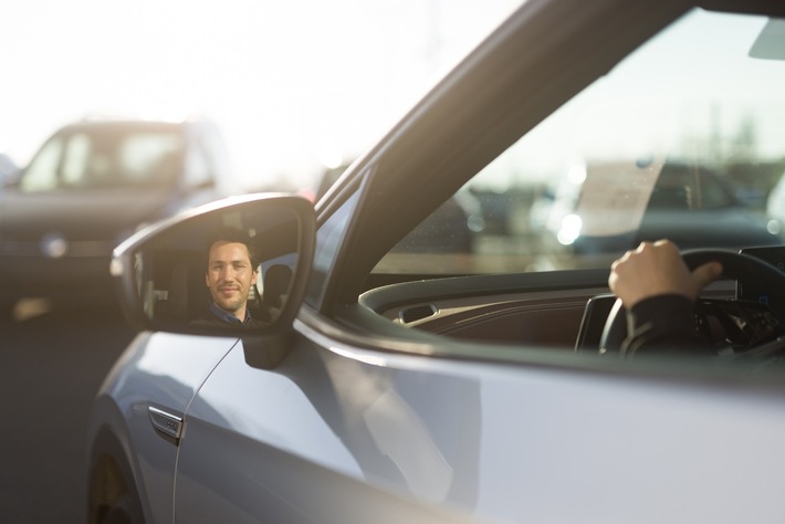 TÜV Rheinland Mobilitätskompass: Branchenstudie zeigt hohe Zufriedenheit beim Kauf von E-Autos