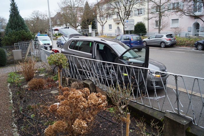 POL-FR: Lörrach: Verkehrsunfall nach Einparkversuch - eine Person verletzt, größerer Sachschaden