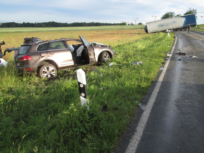 POL-WOB: Schrecklicher Verkehrsunfall am Samstagmorgen - 50 Jahre alter Fahrzeugführer stirbt bei Zusammenstoß mit LKW