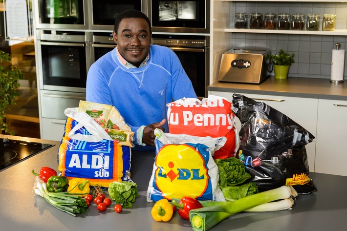 "Alle gegen Aldi - wer schlägt den Discounter-Riesen?" / Nelson Müller und "ZDFzeit" starten mit neuem "großen Test" ins neue Jahr (FOTO)