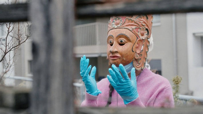 3sat vergibt Silberne Taube beim DOK Leipzig an Gregor Brändli für den Film "Elephants & Squirrels"