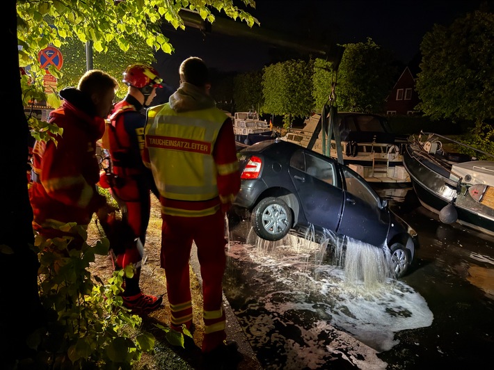 FW-AUR: PKW im Wasser