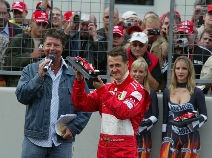 Weltpremiere! Michael Schumacher präsentierte den ersten "Roten Hai" von HOT WHEELS an seinem Fan-Tag auf dem Nürburgring