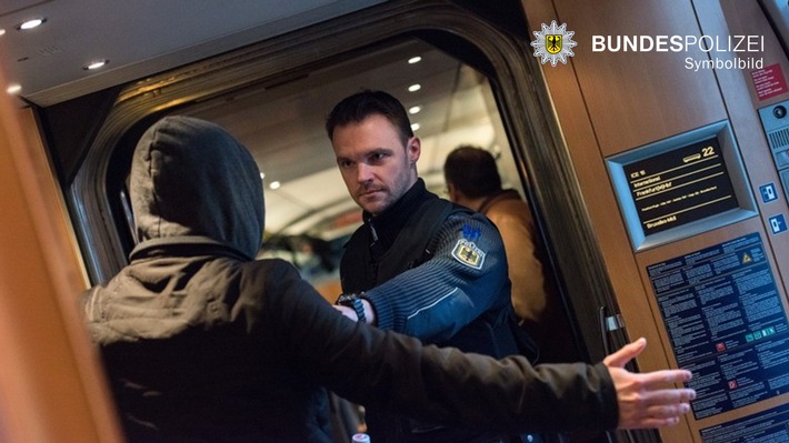 Bundespolizeidirektion München: Ticketlos in Zugtoilette eingeschlossen / 29-Jähriger widersetzt sich polizeilichen Maßnahmen