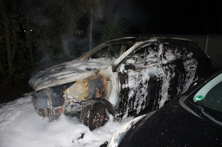POL-GE: Brennendes Auto in Ückendorf - Zeugenaufruf der Polizei
