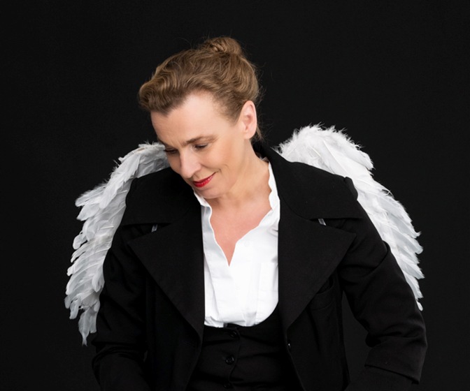 Tina Teubner wird Preisträgerin des "Salzburger Stier 2024" und betritt neue Räume des Kabaretts / "Protokolle der Sehnsucht - ein Feuerwerk der Melancholie" / Tourstart am 3. November 2023