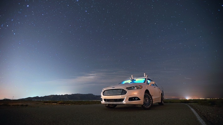 Autonomes Ford Fusion-Forschungsfahrzeug verwendet / LiDAR-Sensor-Technologie bei Dunkelheit