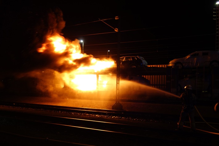 FW Bremerhaven: Mehrere PKW brennen auf einem Güterzug