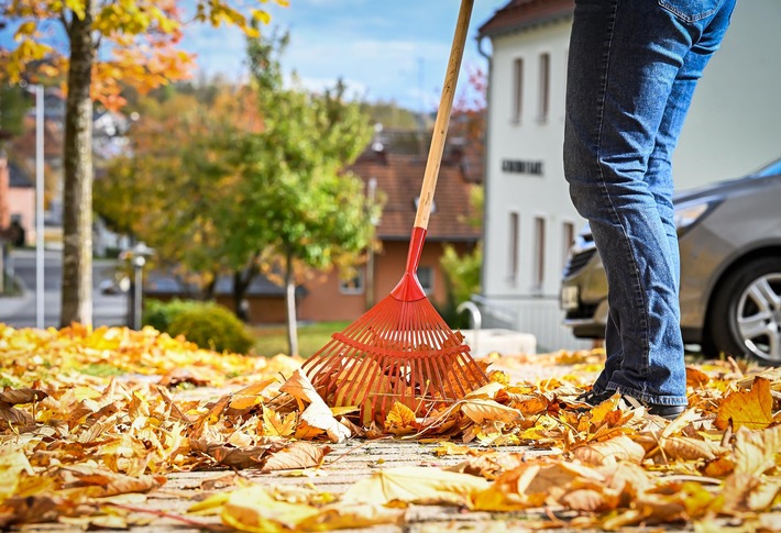 So schön buntes Herbstlaub sein kann, nass wird es gefährlich. Daher: Laub räumen nicht vergessen. / Weiterer Text über ots und www.presseportal.de/nr/7239 / Die Verwendung dieses Bildes für redaktionelle Zwecke ist unter Beachtung aller mitgeteilten Nutzungsbedingungen zulässig und dann auch honorarfrei. Veröffentlichung ausschließlich mit Bildrechte-Hinweis.