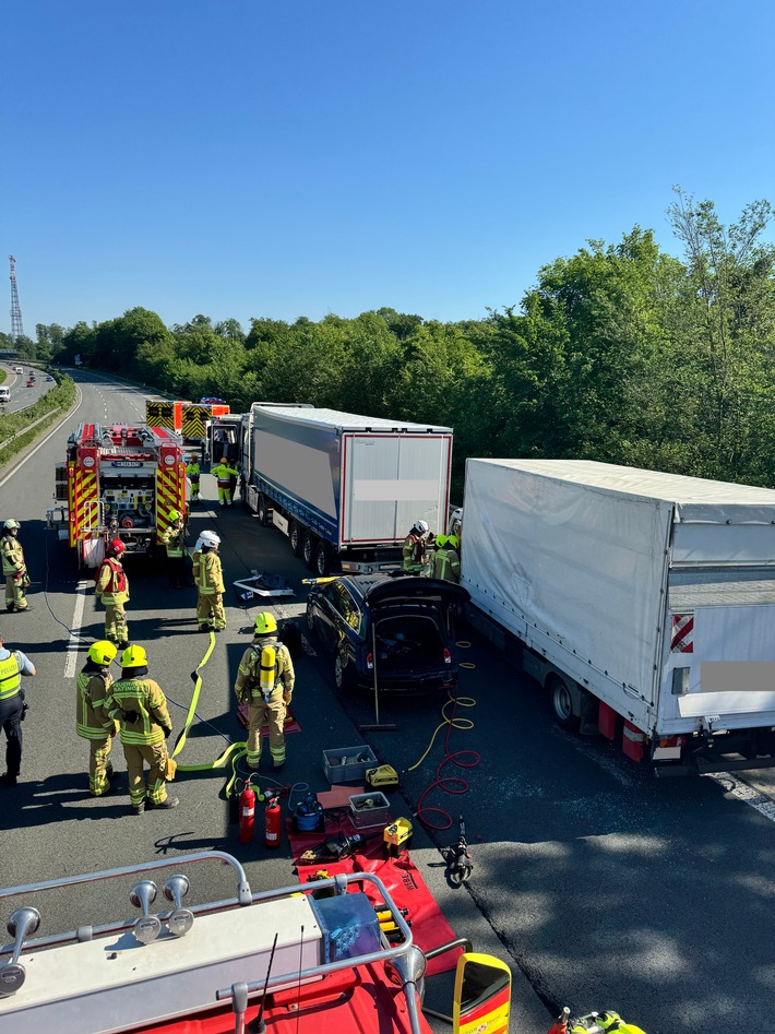 FW Ratingen: LKW-Fahrer eingeklemmt auf Bundesautobahn A3