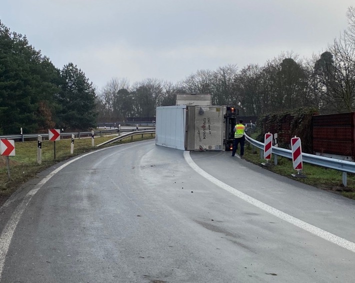 POL-PDNW: Umgekippter LKW-Anhänger sorgt für Sperrung der Tangente B9 / A61