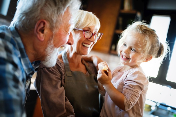 Quality Time mit Oma und Opa: Großeltern kümmern sich um ihre Enkel