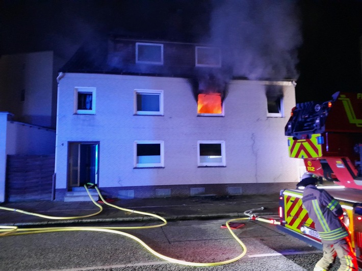 FW Bremerhaven: Feuer in Geestemünde. Feuerwehr rettet zwei Menschen.