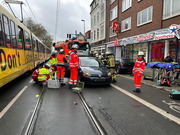 FW-E: Straßenbahn kollidiert mit PKW - eine Person eingeklemmt