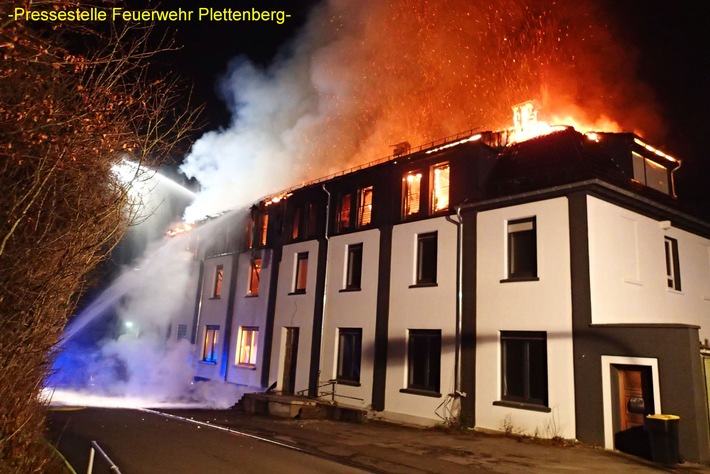 FW-PL: Folgemeldung Fw.Plettenberg. Großbrand in Plettenberg. Sämtliche Löschzüge der Feuerwehr Plettenberg im Einsatz. Weitere Drehleiter aus Lüdenscheid angefordert. Zwei Leichtverletzte Feuerwehrkräfte.