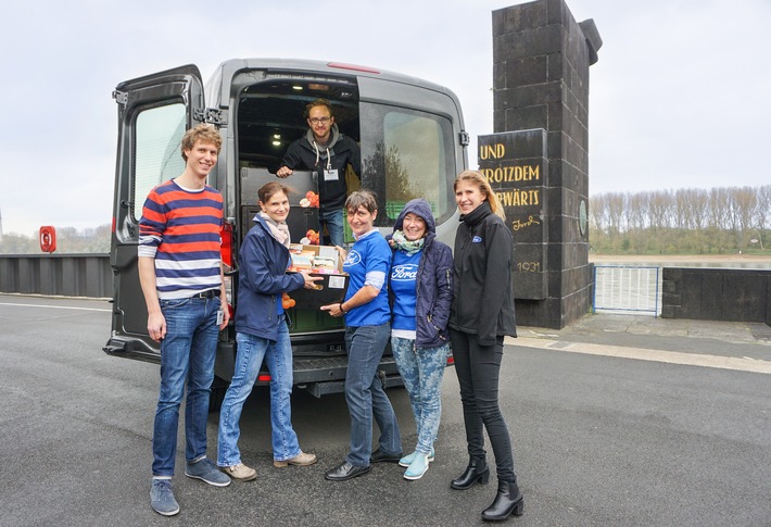 Ford Beschäftigte stiften Bücher für Schulprojekt in Afrika (FOTO)