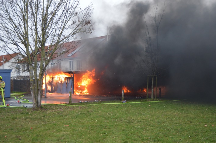 POL-VER: +Carport mit mehreren Pkw in Vollbrand++Brand einer Hecke++Verfolgungsfahrt unter Alkoholeinfluss++Alkoholisiert in Graben gefahren+