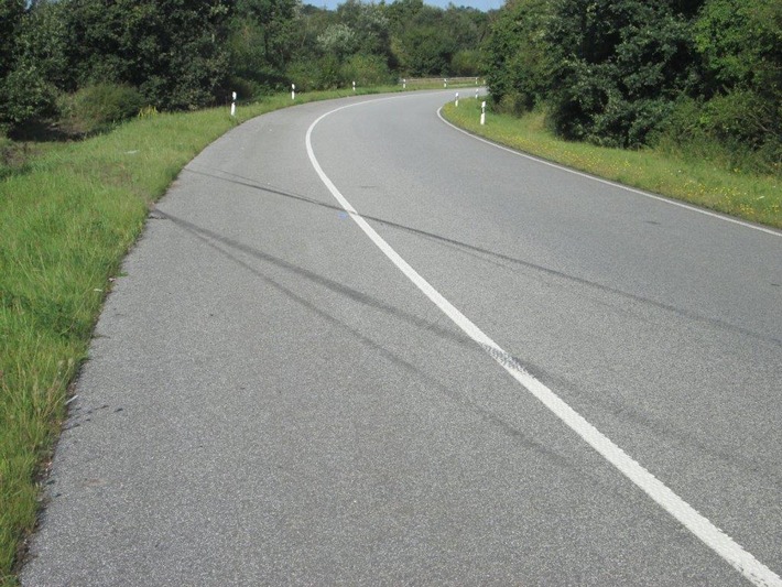 POL-FL: B200/Flensburg - Ersthelfer und Zeugen nach schwerem Unfall gesucht