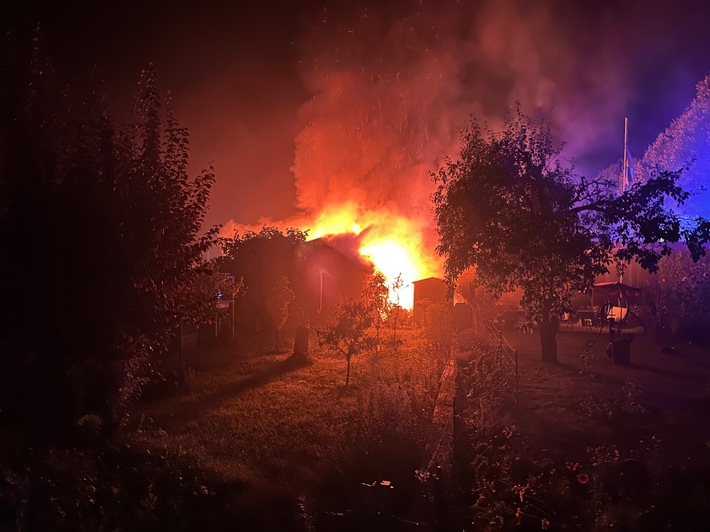 FW Helmstedt: Brennen zwei Gartenlauben