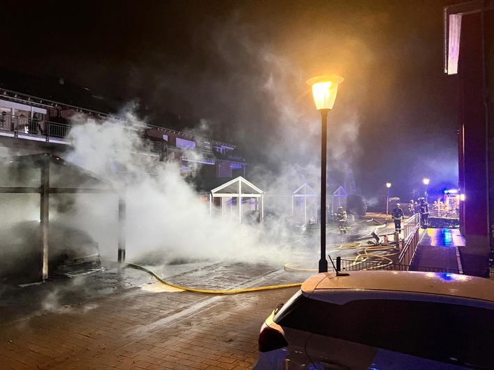 FW-WRN: Ausgedehnter Carportbrand in der Mozartstraße