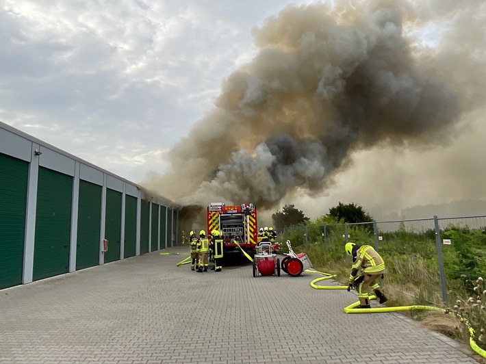 FW Alpen: Großgaragenbrand in Alpener Gewerbegebiet