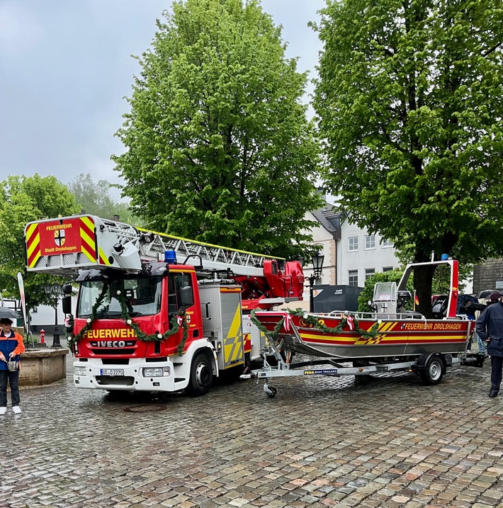 FW Drolshagen: Drehleiter und Mehrzweckboot gesegnet und offiziell im Dienst