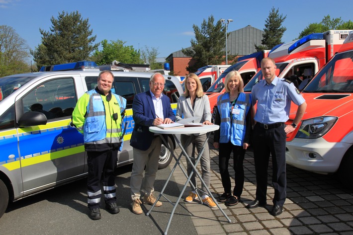 POL-BI: Fachbereich Medizin und Rettungswesen des Studieninstituts Westfalen-Lippe kooperiert mit Polizeipräsidium Bielefeld - Unterzeichnung am größten Simulationstag in NRW