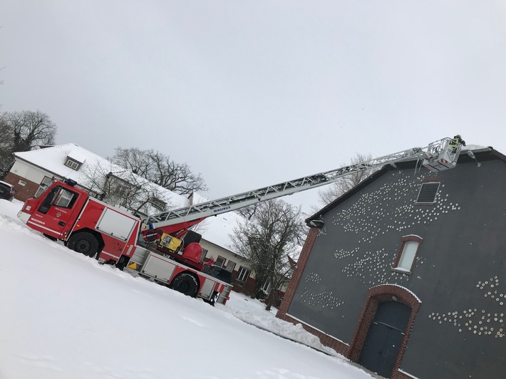 FW Celle: Eiszapfen entfernt - bisher wenige wetterbedingte Einsätze in der Stadt Celle