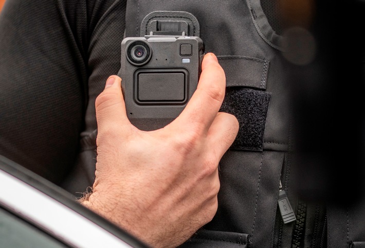 Regierung in Großbritannien stattet Gefängnispersonal mit Bodycams von Motorola Solutions aus
