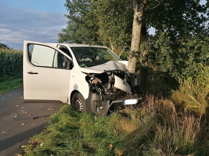 POL-WHV: Abkommen von der Fahrbahn endete in Zetel an einem Baum (FOTO) - 18-Jähriger wurde leicht verletzt - Verdacht der Ablenkung durch Handy