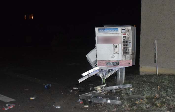 POL-HF: Diebstahl aus Zigarettenautomat - Aufbruch mit Sprengmittel