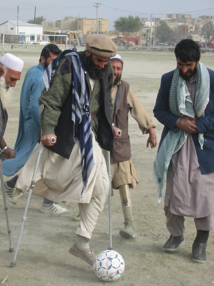 Afghanistan: Handicap International und die FIFA fördern die Wiedereingliederung von behinderten Menschen über den Sport